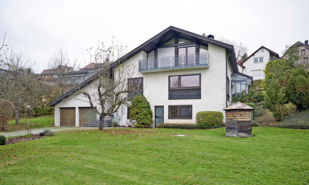 Bei diesem Einfamilienhaus aus den 1970er Jahren wurde die Wärmeversorgung modernisiert: Eine Hybridkombination aus Ölbrennwertgerät, Strom-Wärmepumpe und Warmwasserspeicher versorgen jetzt die Hausbewohner. (Foto: en2x / Peter Oppenlaender)