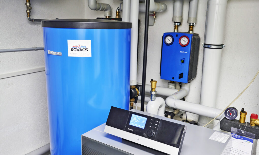 Ein Blick in den Heizungsraum: Ein moderner Brennwertkessel in hybrider Ausführung ist neben einer neu installierten Wärmepumpe das Kernstück der neuen Heizungsanlage. Foto: en2x / Peter Oppenlaender)